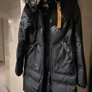  Parajumpers jacka med päls - En fin och bra vinterjacka som har två vintrar i bagaget men är i gott skick! Pälsen är avtagbar 