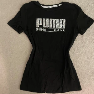 Svart PUMA t-shirt  - Knappt använd! Mycket bra skick! Hör av dig om du undrar något 💞