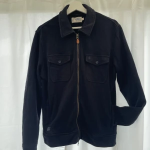 Morris overshirt - Säljer den här overshirten pga för liten. Ny skick på overshirten, tveka inte på att skriva ifall ni har funderingar kring overshirten!