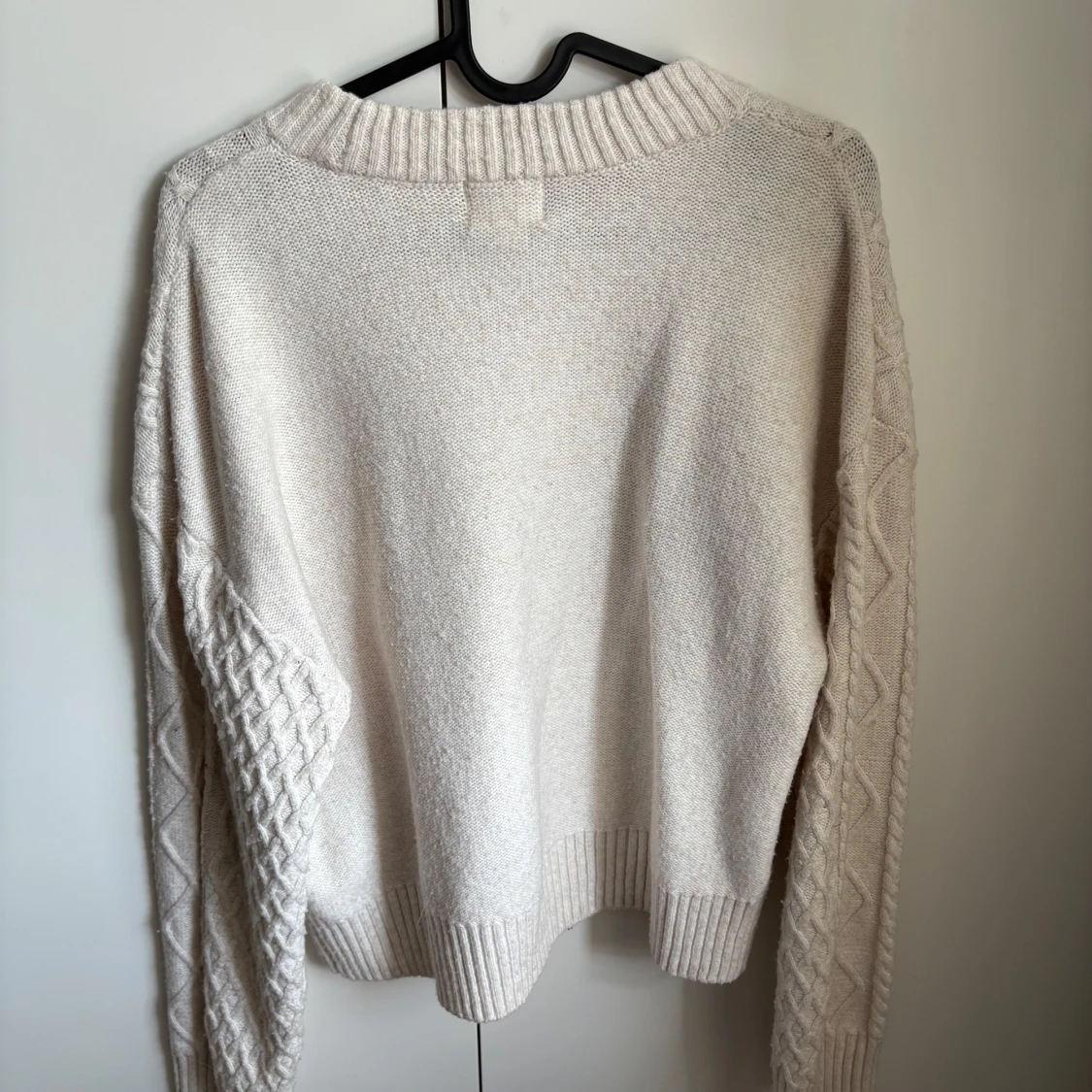 Beige stickad tröja med flätmönster från H&M - 1