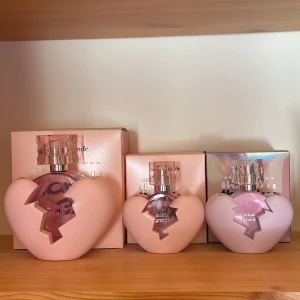 Ariana Grande parfymflaskor - Tre tomma Ariana Grande parfymer för någon som samlar inklusive förpackningar!