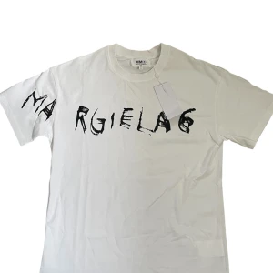 Maison Margiela t shirt - Säljer en helt ny maison margiela t shirt, storlek S men tröjan är ganska stor så passar nog M bättre👍👌