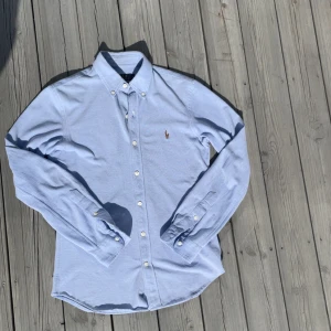 Ljusblå skjorta från Polo Ralph Lauren - Säljer denna feta skjortan från Ralph Lauren!     Storlek S | skick 7/10 | hör av dig vid frågor!