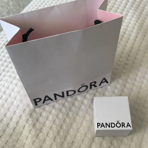Pandora silverring med hjärta - Superfin silverring från Pandora med ett gnistrande hjärta i mitten och små stenar längs hela ringen. Kommer i original ask och påse, perfekt som present eller till dig själv. Ringen har en elegant och romantisk vibe med massor av bling. Väldigt nytt skick. 
