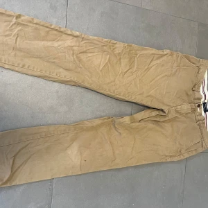 1. Gant chinos 2. Space jeans 3. Hampton republik jeans - 1 brun beiga gant chinos lite skrynkliga men går att stryka bort annars mycket bra skick och sparsamt använda storlek W33/L32. Pris150kr 2 Jeans från märket space lite mer baggy fit men inte jätte baggy. Storleken är W31/L34 pris 100kr                                                                  3 Hampton republik jeans regular fit bra skick storlek W31/L32 pris 100kr.                                           Om du är intresserad att köpa alla får du dom billigare pris är argumenterbart