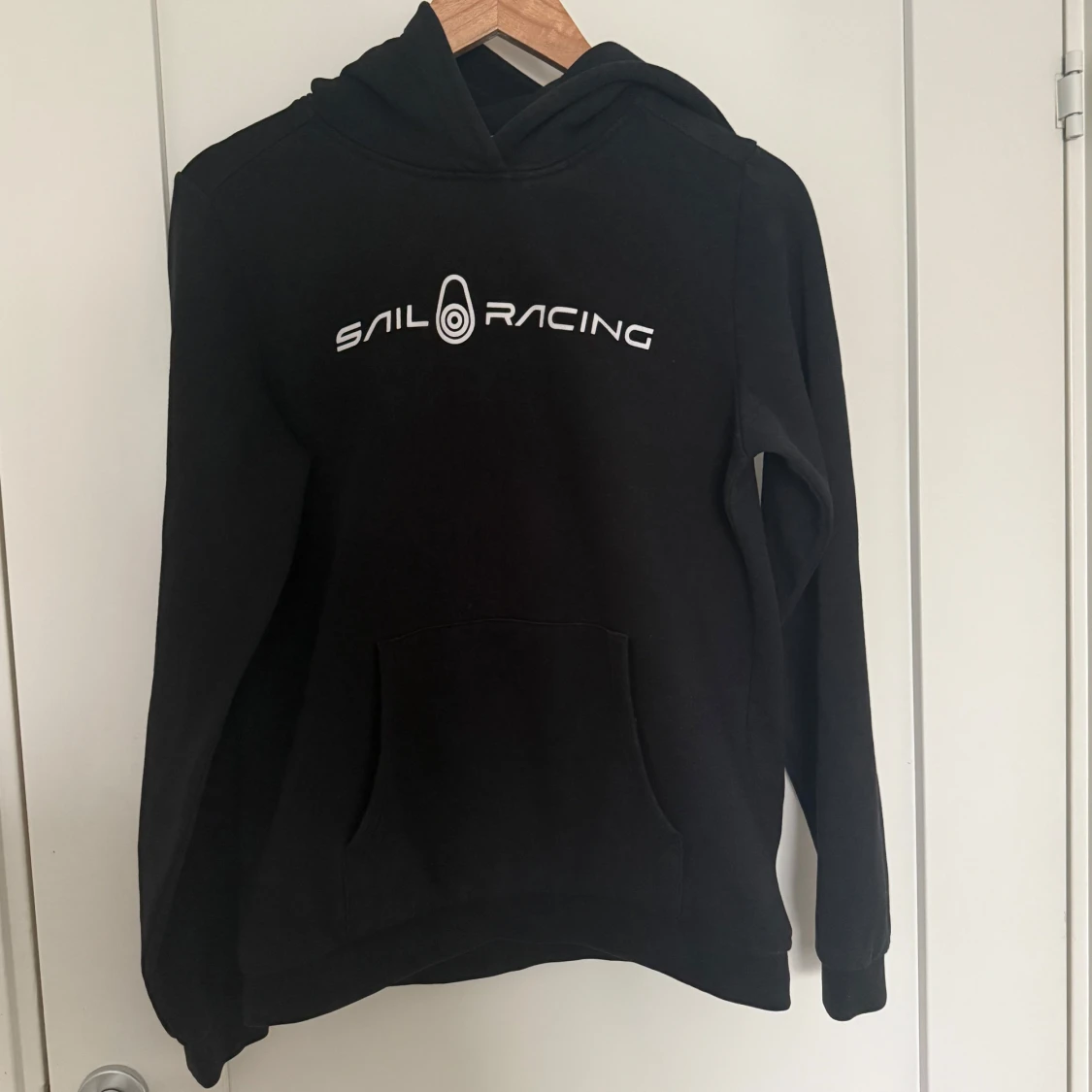 Svart Sail Racing hoodie
