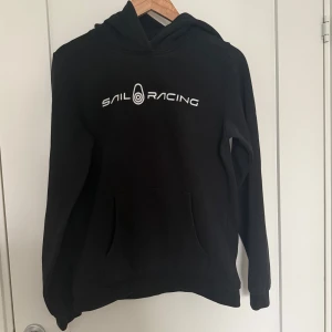 Svart Sail Racing hoodie  - Säljer mig Sail Racing hoddie för den har blivit för liten. Använd typ 5-7 månader. Ganska så bra skick. Den Passar perfekt på en sommarkväll för den är inte alls för varm, men även på vintern. Pris kan diskuteras.😊