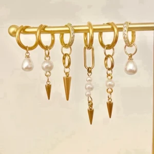 Örhängen  - Egengjorda örhängen i rostfritt stål💓💓utförsäljning!! säljs parvis 119 kr/par, men går att kombinera två olika i ett par. Bild 2 visar vilka som finns kvar i lager 