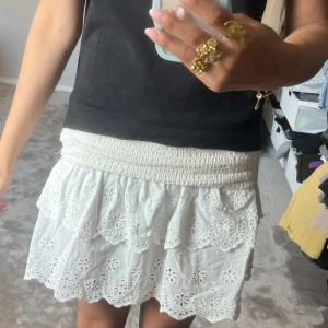 Vit volangkjol med blommspets  - Supersöt! ( Nedvikt på första bilden )