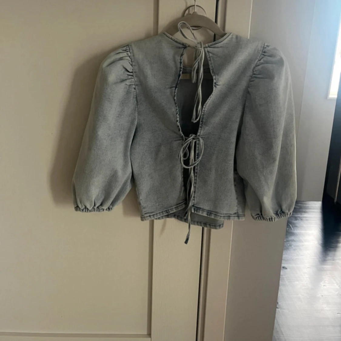 Ljusblå jeansblus med puffärm och knyt - 1