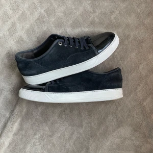 Lanvin - Lanvin cap toe i marinblå . Skorna är något stora i storleken skulle passa 42 (uk 7). En av dem trendigaste skorna 2025.  Skorna ser som nya ut. Hör gärna av er vid frågor!