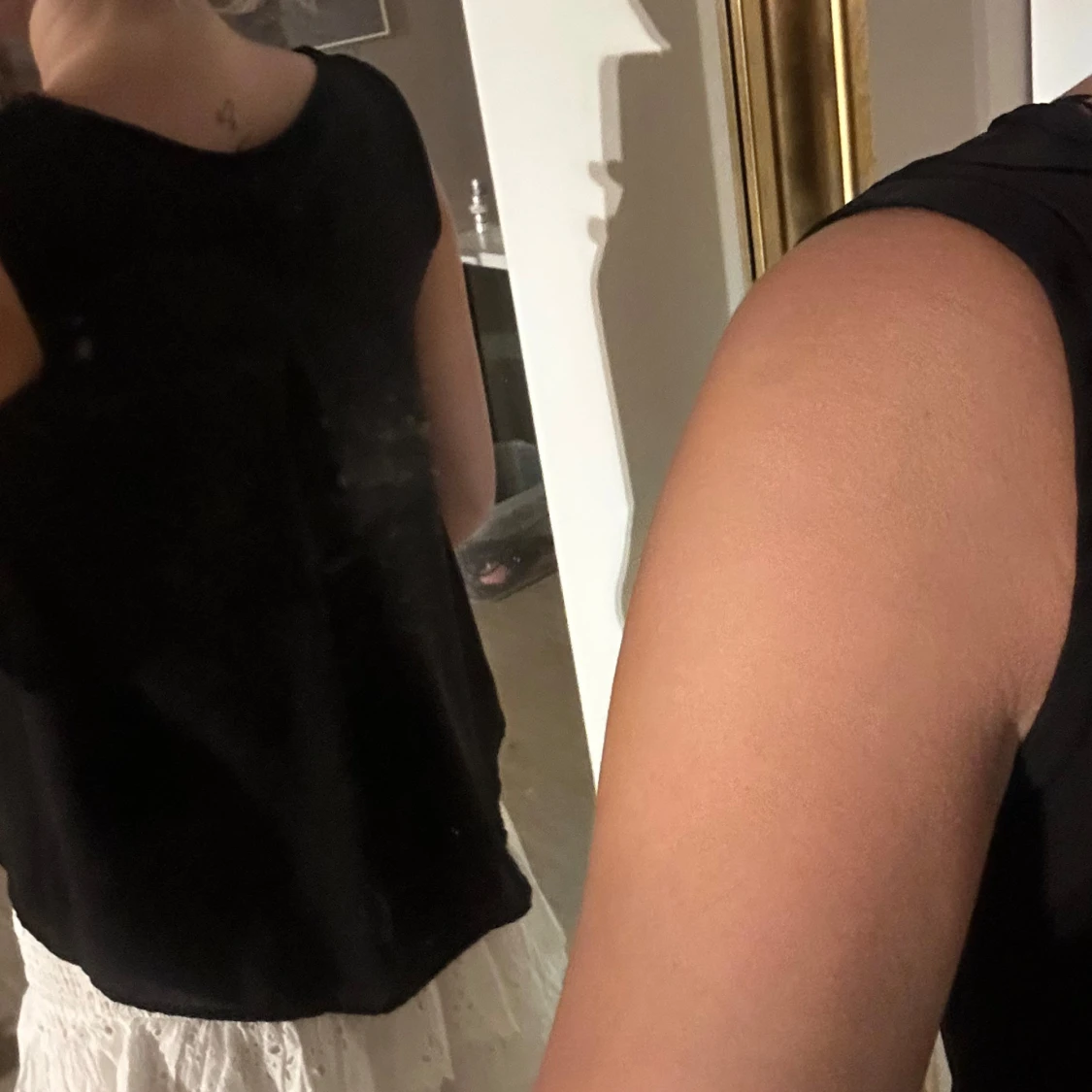 Svart ärmlös blus med rynk vid hals - 2