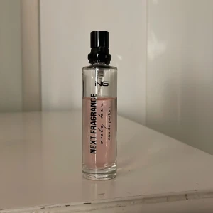 Next Fragrance Only Her parfym - Säljer en parfym från Next Fragrance, Only Her eau de parfum. Luktar super gott och flaskan är i perfekt storlek för att ha med sig i väskan till skolan/jobbet t.ex! 