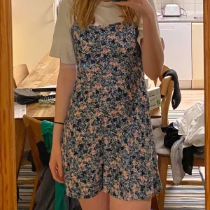 Blommig kortklänning  - Supersöt kortklänning med smala knytbara axelband och blommigt mönster i rosa och blått! 🌸⛅️  Från märket Topshop   Storlek: 40