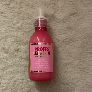 PROFFS Leave-In med arganolja - PROFFS Leave-In med arganolja i en rosa plastflaska med pump. Vegansk formula som ger näring och glans till håret, motverkar friss och innehåller oljor! Endast använd 1 gång så flaskan är typ full! 🩵🩵