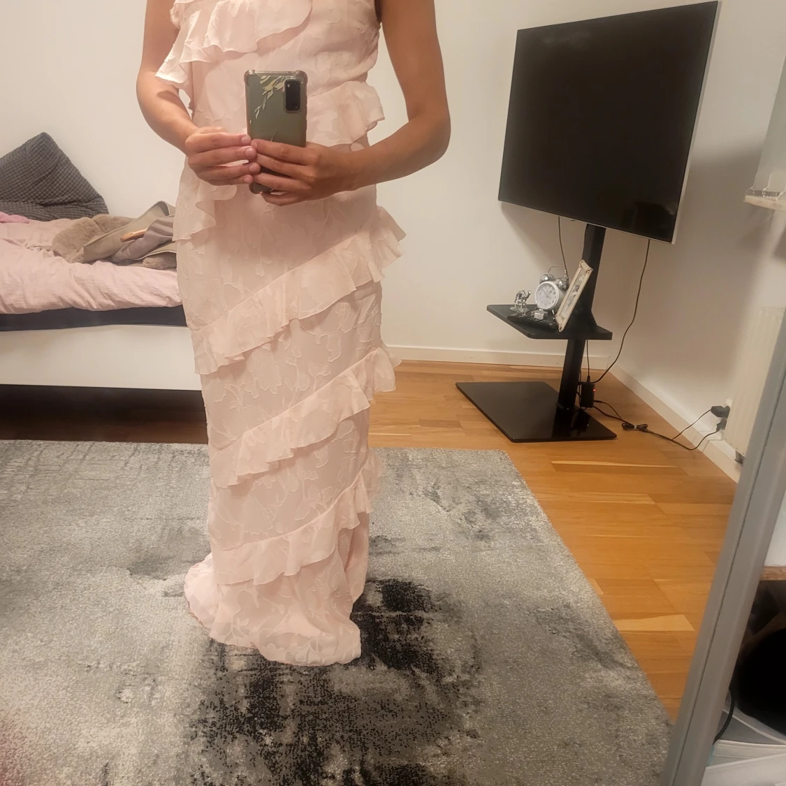 Ljusrosa långklänning med volanger - 1