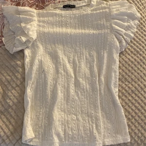 Vit blus med volangärmar från SHEIN  - Supersöt vit blus från Shein med broderade detaljer och volangiga korta ärmar. 