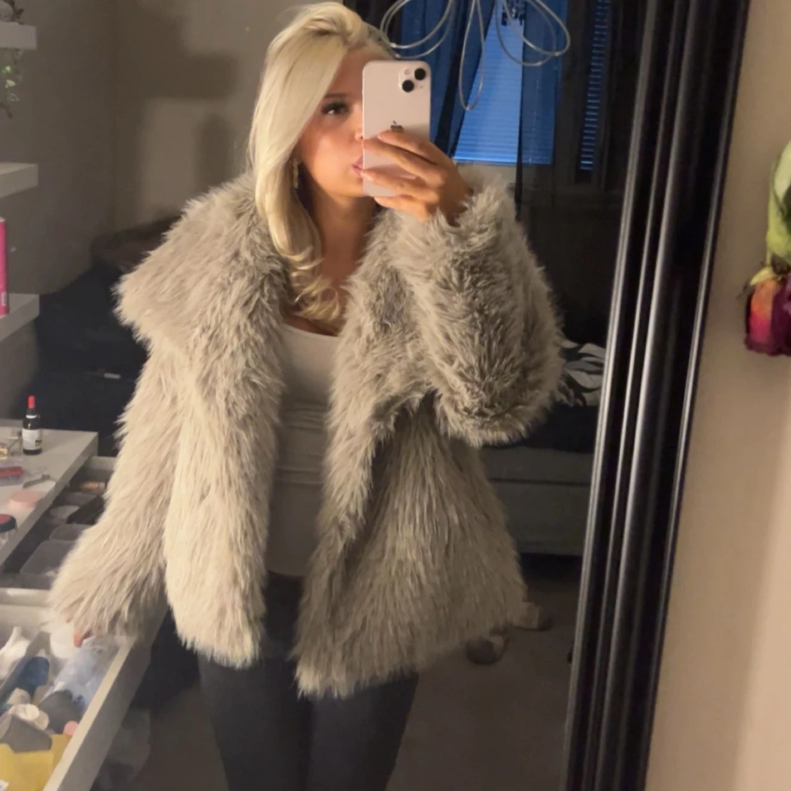 Beige fluffig pälsjacka