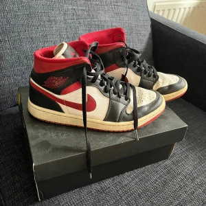 Nike Air Jordan 1 Mid röd/svart/vit - Nike air Jordan 1 mid gym red. Cond 4/10. Finns att hämta i Bromma