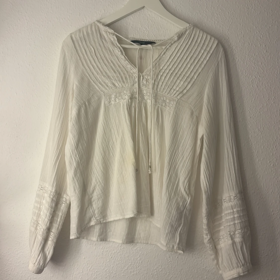 Vit blus med detaljer  - 1