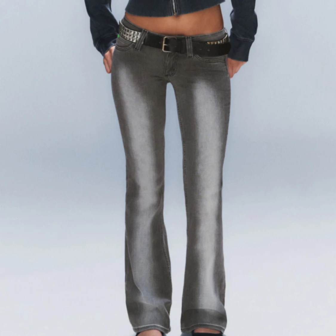 Grå bootcut jeans med slitningar