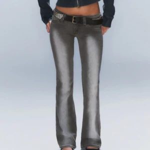 Grå bootcut jeans med slitningar - Säljer mina jätte fina weekday jeans nu, har knappt använt dom💛