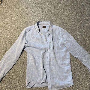 Oscar Jacobson skjorta - Ljusblå linneskjorta sparsamt använd