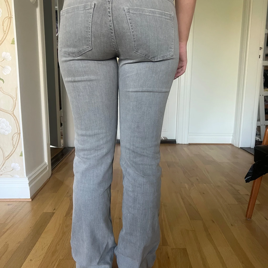 Grå bootcut jeans med låg midja - 1