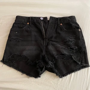 Svarta jeansshorts  - Nu säljer jag dessa svarta jeansshorts från Newyorker. Super sköna och rörliga. Kan ha någon fläck men inget som syns på. Dm vid frågor