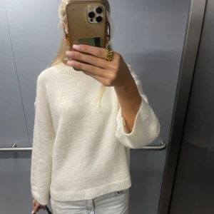Vit stickad tröja  - Supermjuk och enkel vit stickad tröja med rund hals och långa ärmar från Gina Tricot 💗 funkar året om och är inte mycket använd .