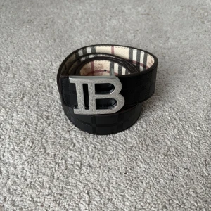 Svart/beige B b bälte silver logga🔥 - Svart/beige B b bälte med silver logga 🔥.        125 + förkortare följer med! 
