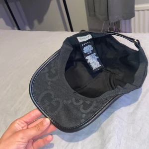 Svart jumbo Gucci keps - Hej, Säljer min svarta keps som är helt oanvänd och i ny skick👍 Hör gärna av er om ni har någon fundering eller fråga ⭐️