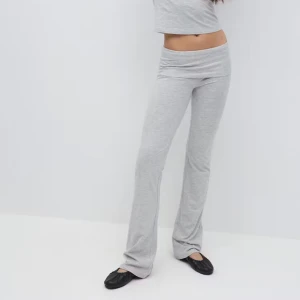 Gråa yogapants med låg midja - Superbekväma grå mjukisbyxor med låg midja och bootcut från Gina Young i storlek 170. Perfekta för chill dagar eller när du vill ha en avslappnad look. Inga defekter och inte använda då jag råka beställa två stycken likadana, dock är prislapp ej kvar💞💞Köpta för 230kr