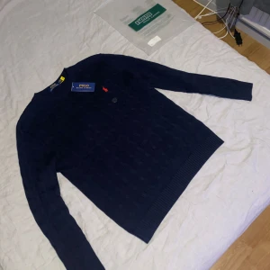 Mörkblå stickad tröja Polo Ralph Lauren - Säljer en mörkblå stickad tröja från Ralph Lauren i storlek M. Den är helt oanvänd och i nyskick.  Hör gärna av dig om du undrar något 😊 