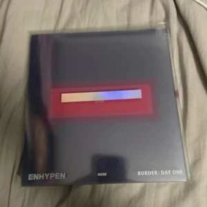 BORDER : DAY ONE (DUSK) - Snygg fotobok från K-popgruppen ENHYPEN, perfekt för fans! Stilren design och exklusivt innehåll som passar dig som älskar musik och vill ha något unikt i samlingen. Man får med allt
