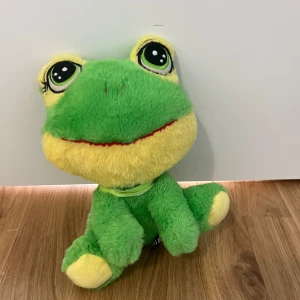 Gosedjur  - Gosedjur som är en groda. 📩 Skicka gärna ett meddelande vid frågor eller om du vill ha flera bilder! 🌸😊 📦 Jag skickar snabbt och packar alltid med omsorg!