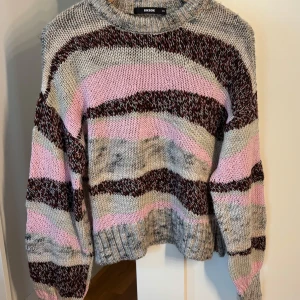 Randig stickad tröja från Bik Bok - Supermysig stickad tröja från Bik Bok i storlek XS. Tröjan har breda ränder i grått, rosa och brun/rött🤍