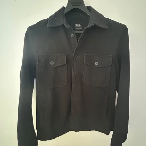 Svart overshirt från Zara - svart overshirt från zara. Perfekt att slänga över en hoodie för nice outfit