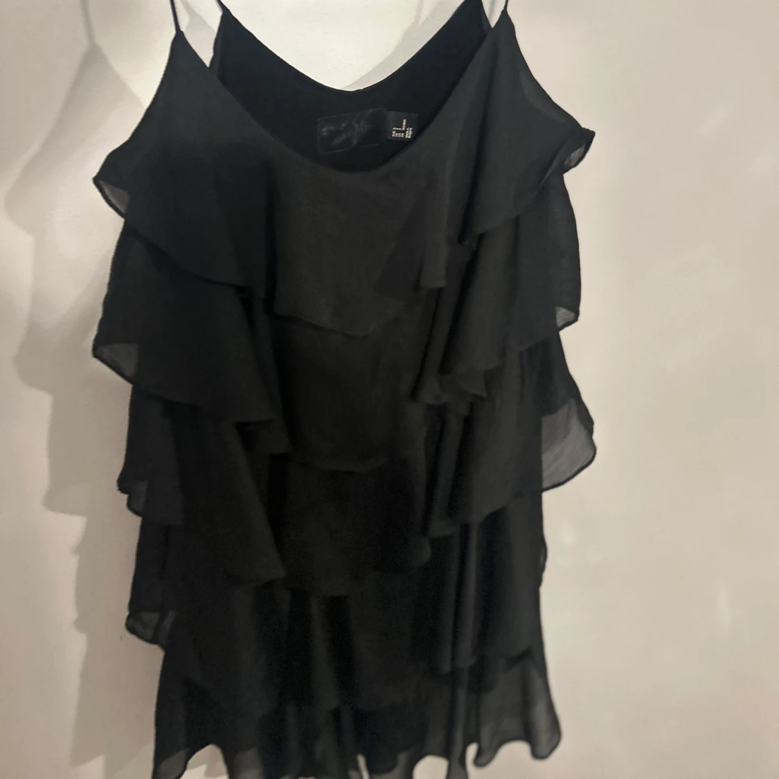 Svart volangklänning med tunna axelband