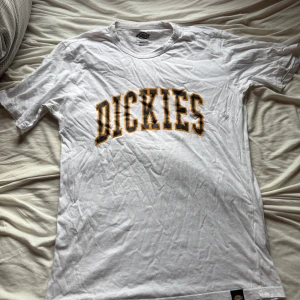 Vit Dickies t-shirt med tryck - Oanvänd bara legat i garderoben 