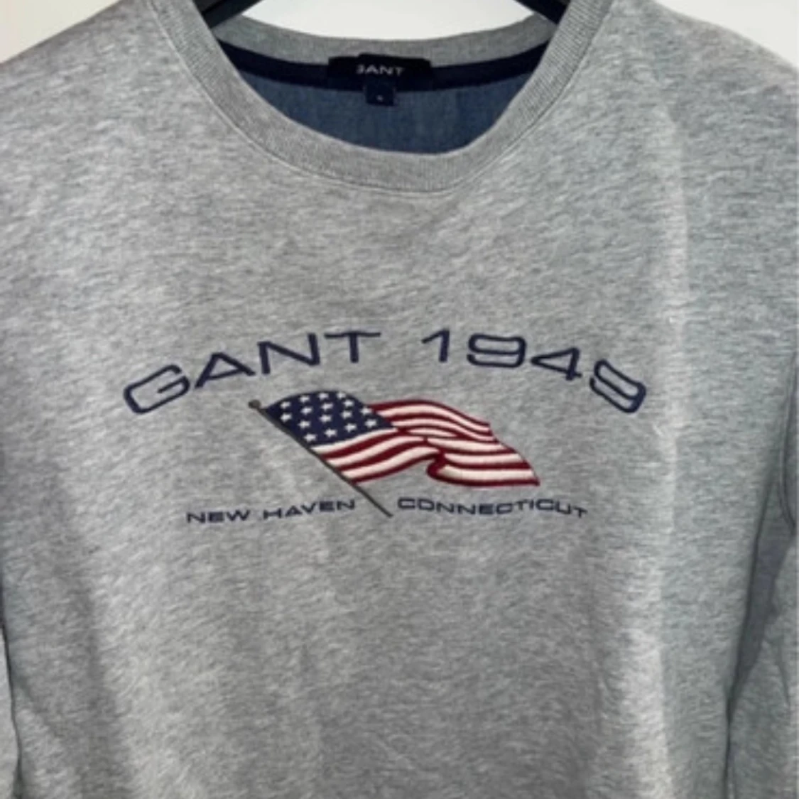 Grå sweatshirt GANT med USA-flagga - 1