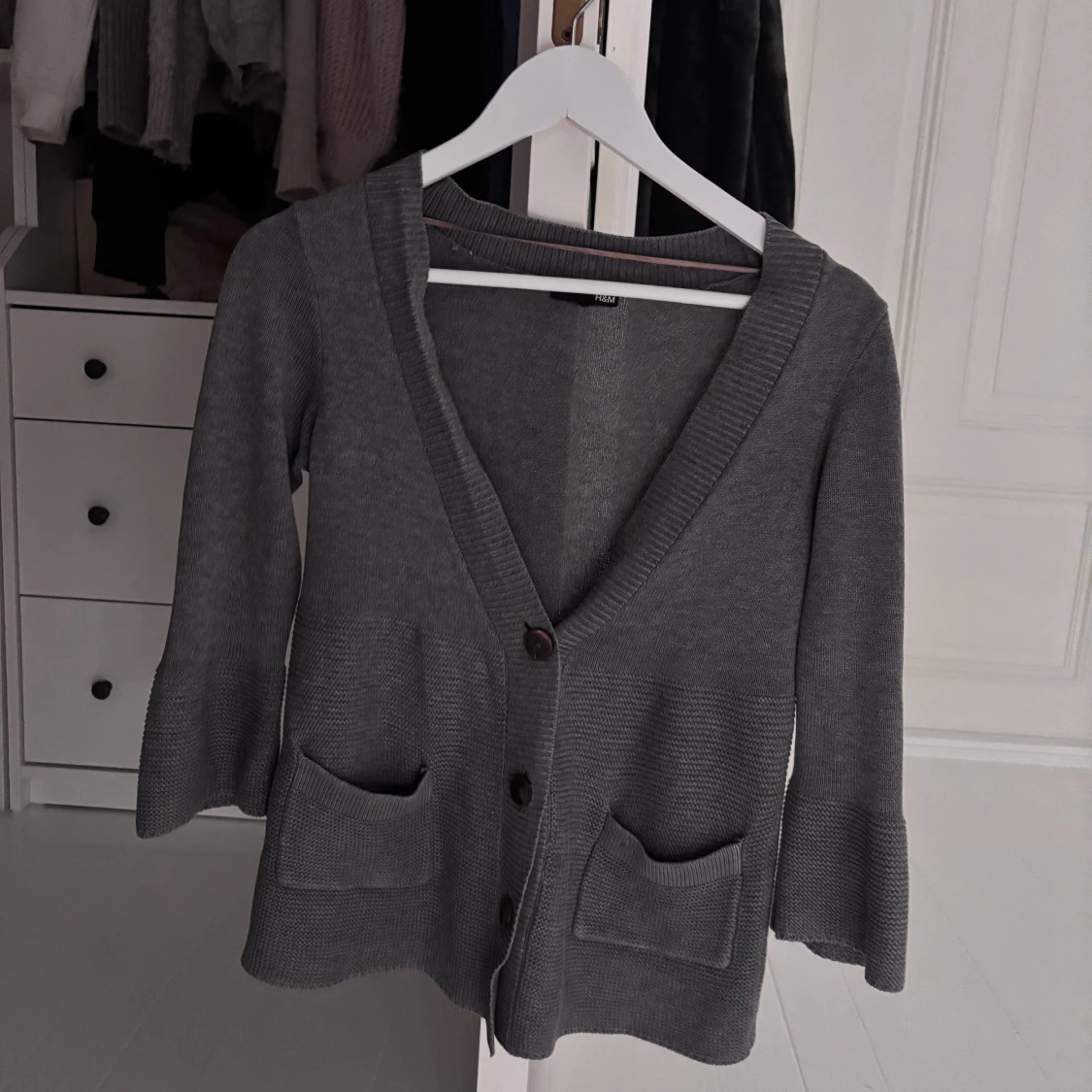 Grå kofta med fickor från H&M