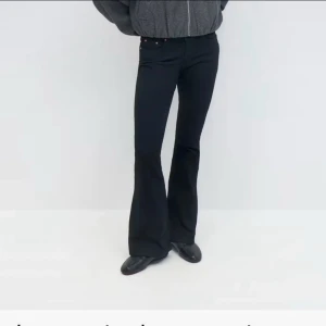 Svarta jeans - Svarta bootcut/ flare jeans från Gina Tricot i storlek 36/s men de har krympt i tvätt så de sitter precis som storlek 34/xs.