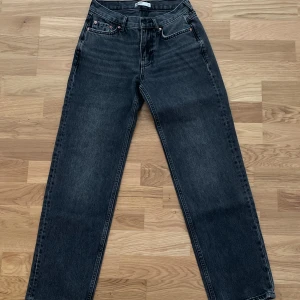 Svarta straight jeans från Perfect Jeans - Snygga urtvättade jeans från gina tricot i rak modell. Jeansen har klassisk femficksdesign, bälteshällor och kopparfärgade nitar. Materialet är robust denim som ger en cool vintagekänsla. 