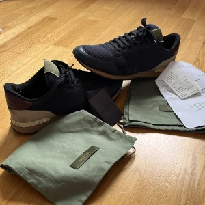 Valentino Rockrunner - Säljer nu ett par Valentino Rockrunner till ett dunder pris😍De har skada vid hälarna därav det bra priset👍Nypris: 8000 Mitt pris: 1499👍 Var inte rädd för att ställa fler frågor✌️