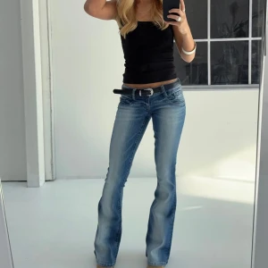 Lågmidjade bootcut - Säljer dessa lågmidjade jeans från Gina 14+. Dom är använda 1 gång så är därför i väldigt bra skick, som nya. De är lite stretchiga vilket är skönt. De är i storlek S och passar mig som vanligtvis har 34, men passar även 36. Nypris är 360 kr🤍 (bilden är från ginas hemsida)Midjemått: 39 cm rakt över innerbenslängd:82,5 cm Ytterbenslängd: 99 cm Från skrevet till midja: 16 cm 