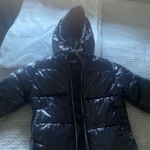 Nelly puffer jacka  - Säljer denna jacka ifrån Nelly i storlek Xs, använt några gånger men de syns inte , köpte för 799, men säljer för 399kr. Glansig jacka. Slut i lager, säljer denna jacka för att vill köpa en ny ❤️ 