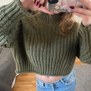 Olivgrön croppad stickad tröja - Så himla snygg tröja, kabelstickad olivgrön och superskön. 