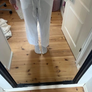 Vita linnebyxor från Gina Tricot - Säljer ett par vita linnebyxor från Gina Tricot i storlek 146/152. Byxorna har rak passform, snörning runt midjan. Perfekta för varma dagar och riktigt sköna att ha på sig.