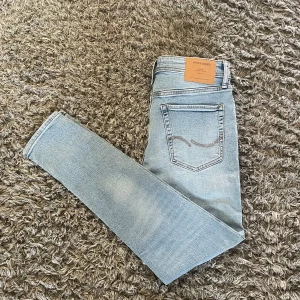 Jack & Jones ljusa jeans – slim fit herr - 🧼 Skick: Mycket bra skick, endast använd ett fåtal gånger. Inga hål, fläckar eller slitningar. 📏 Storlek: W33 L32 🎨 Färg: Ljusblå / faded denim 👖 Modell: Slim fit med stretch, från Jack & Jones 📍 Detaljer: Perfekta vardagsjeans – snygga med t-shirt eller skjorta. Mjuk och bekväm passform. 📫 Frakt: Skickas snabbt och välpackat. 💬 Frågor? Hör gärna av dig för fler bilder eller exakta mått!